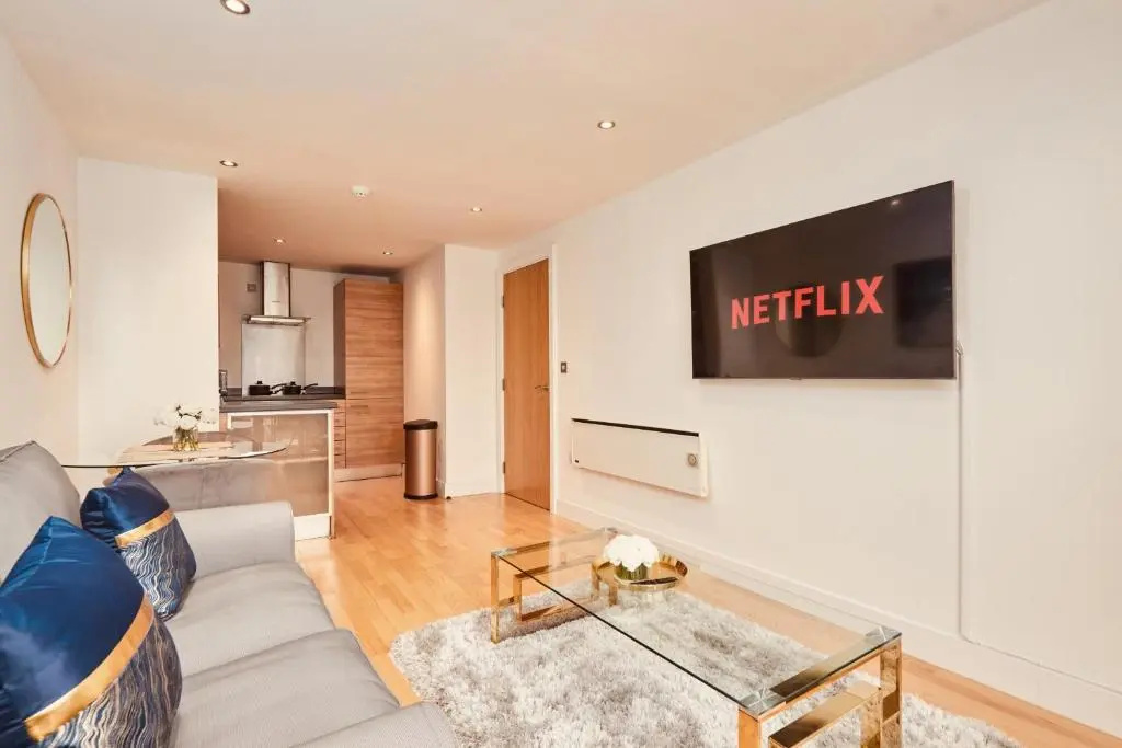 Deluxe City Apt, River Canal View& Free Parking!