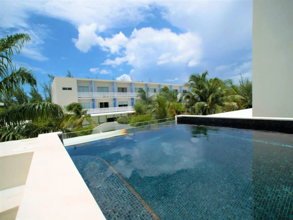 Penthouse 2BR 2bth Apt w Rooftop Pool Near Beach