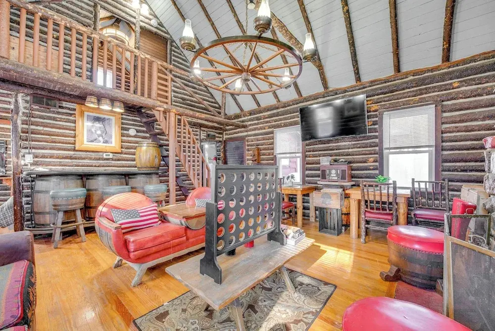 Easy Interstate Access: Original Poconos Log Cabin