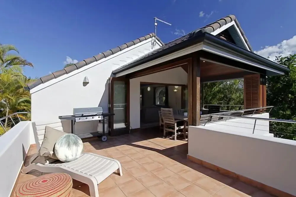 Clarkes Beach Villa - steps to beach & Byron town