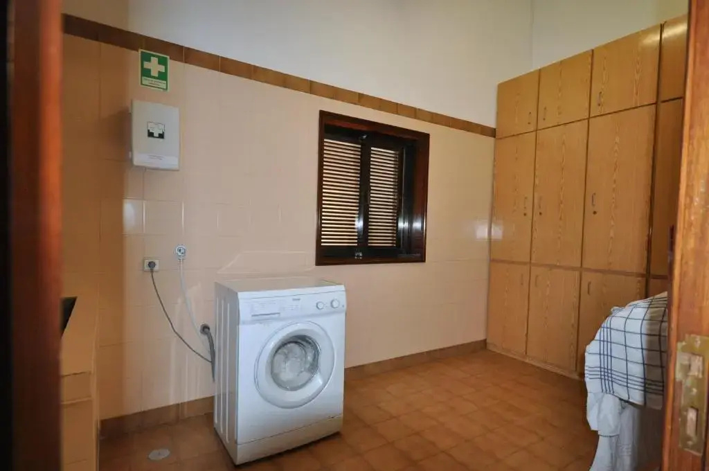 5 En-Suite Bedrooms, close to centre, free AC WiFi