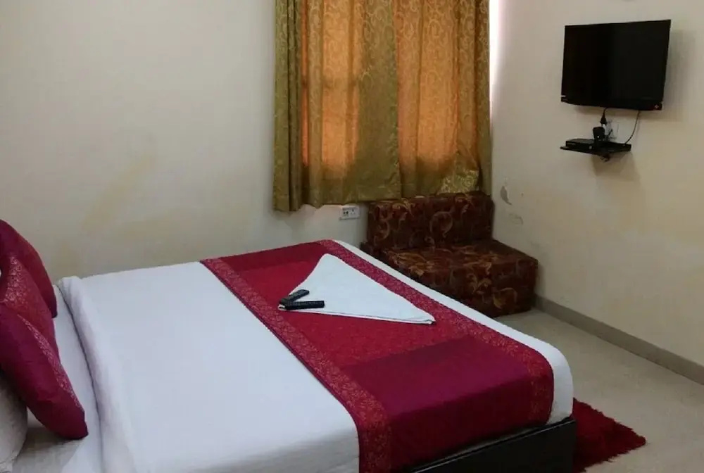 HOTEL SR PALACE, 5 mins from IGI & Domestic Airport Delhi