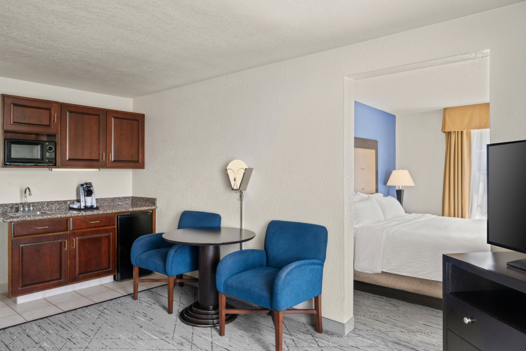 Holiday Inn Express & Suites New Buffalo, MI by IHG