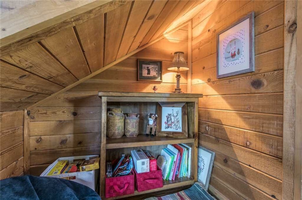 The Breathe Inn - Two Bedroom Cabin with Hot Tub