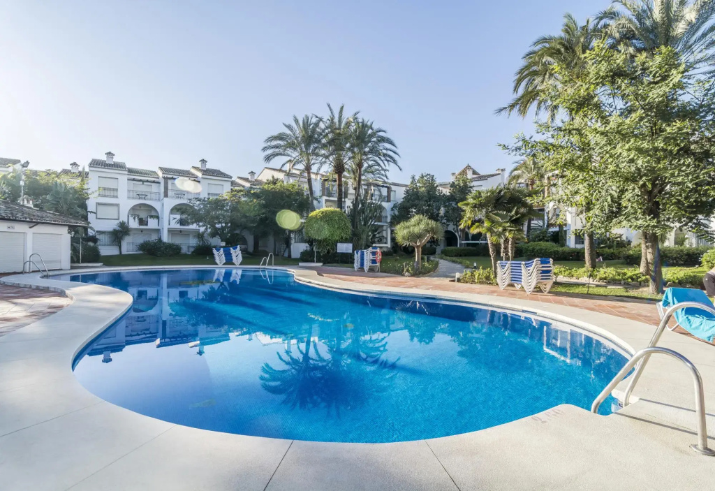 HB - Comfortable Beachfront Holiday Apartment