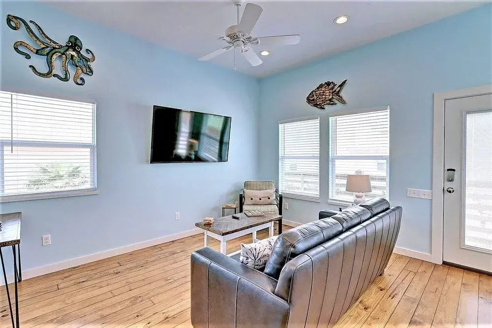 Mary Lou's Hideout 2 Bedroom Bungalow by Redawning