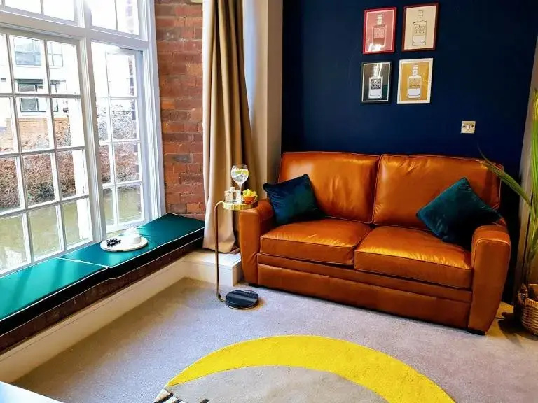 Cocoa Lily - River fronted studio with secure parking