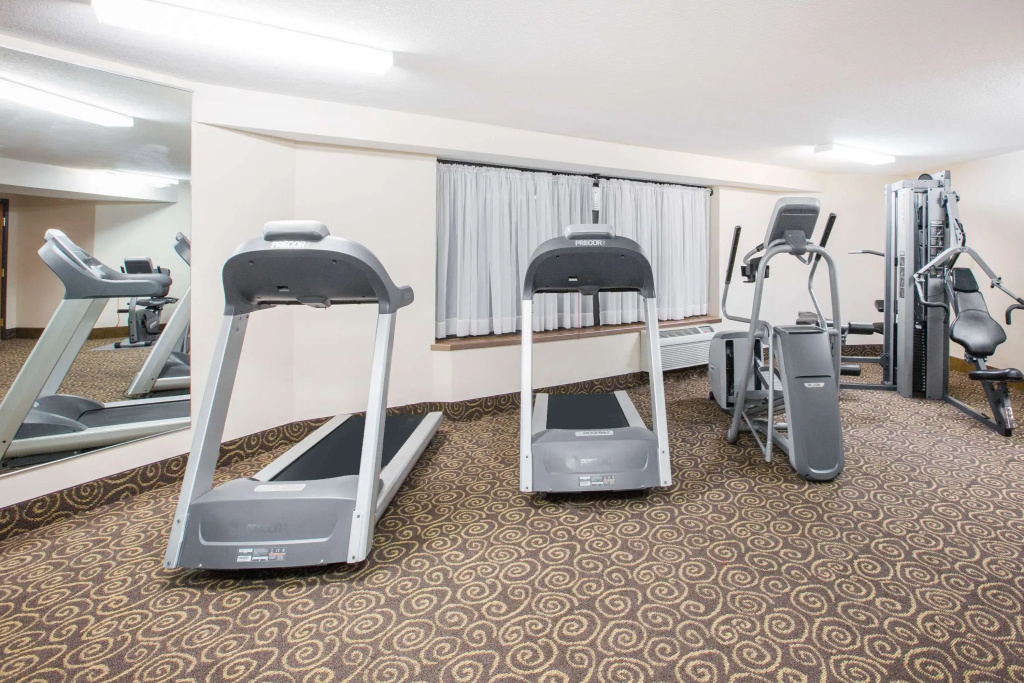 Ramada Tropics Resort & Conf Center by Wyndham Des Moines