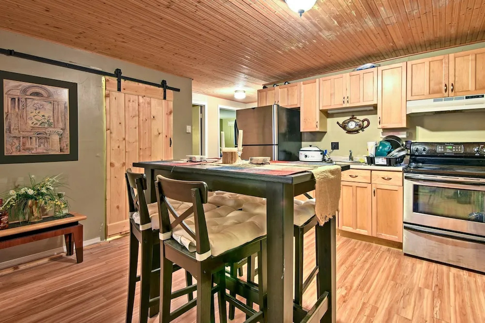 Cozy Arrowhead Lake Home w/ Sunroom + Pool Access!