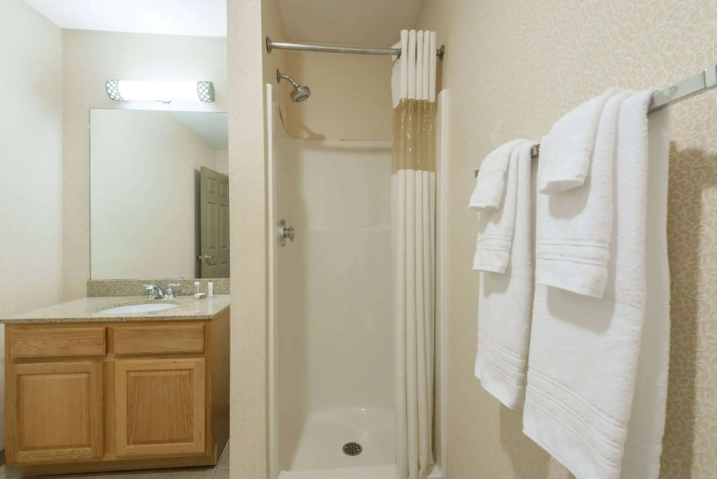 Howard Johnson by Wyndham Springfield