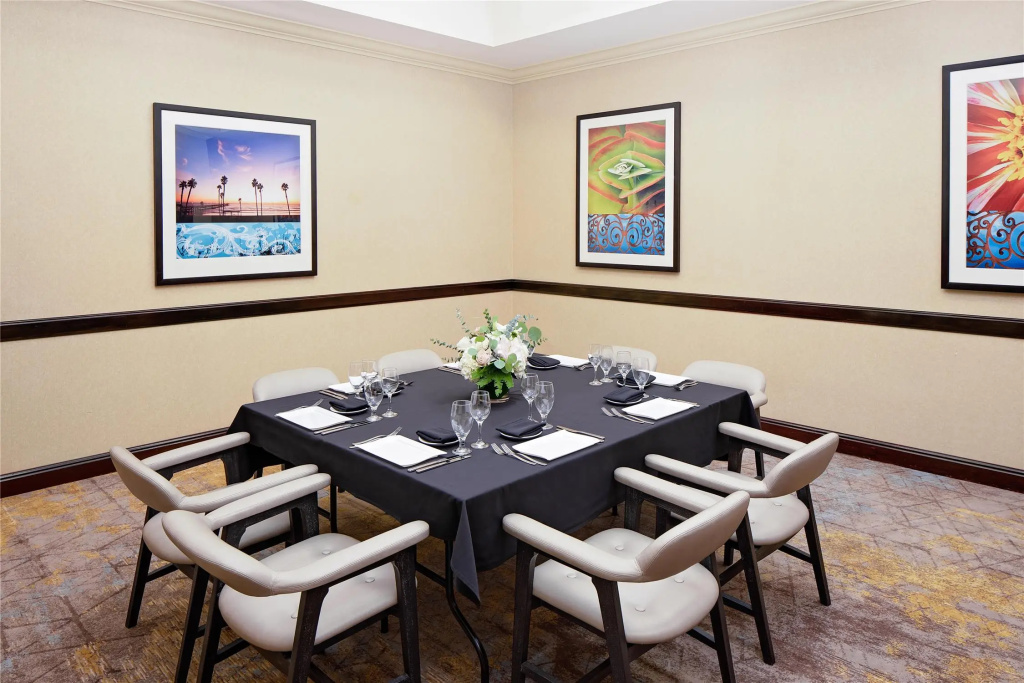 Hotel Zessa Orange County Airport, a DoubleTree by Hilton