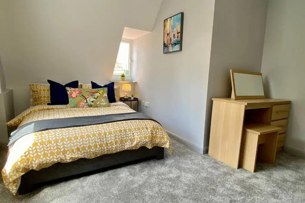 Stunning Apartment - 5 Minute Walk to the Best Beach! - Great Location - Parking - Netflix - Fast WiFi - Smart TV - Newly decorated - Close to Bournemouth & Poole Town Centre & Sandbanks