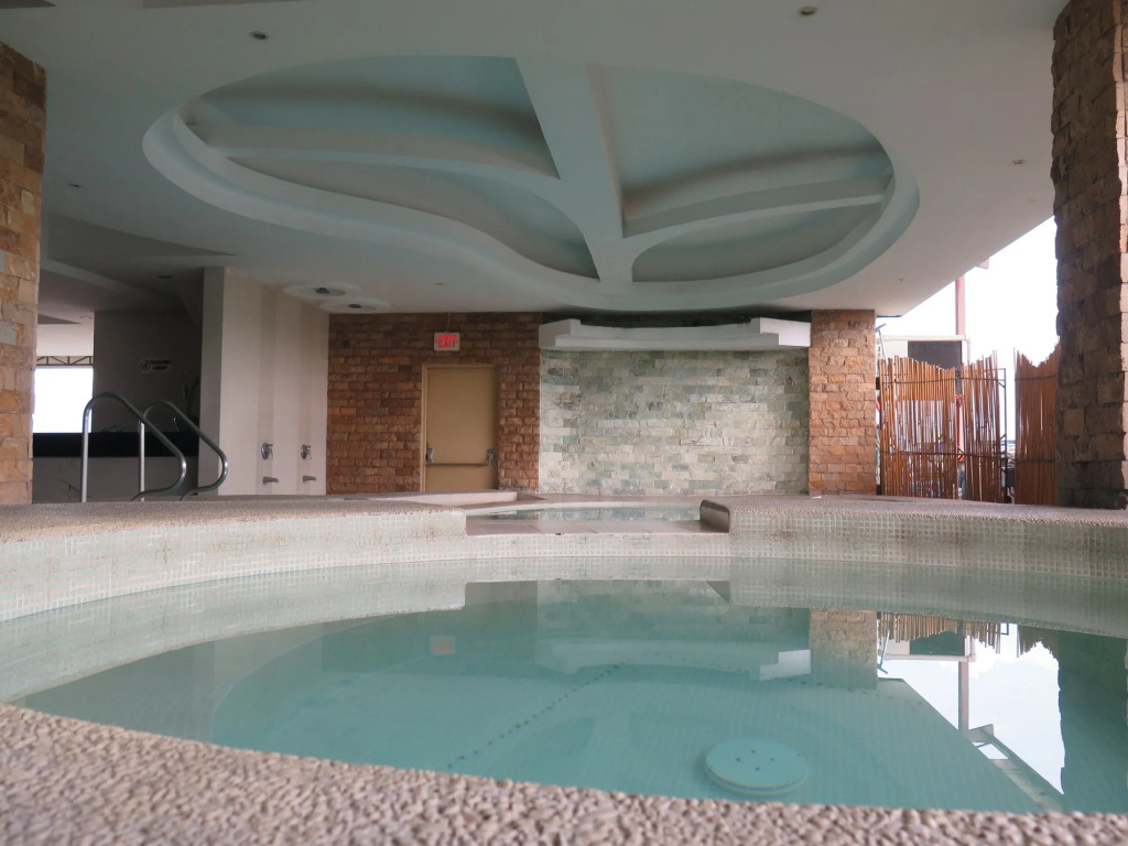 The Pinnacle Hotel and Suites