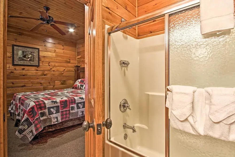 Cabin w/ Pool Access ~ 3 Mi to Downtown Gatlinburg
