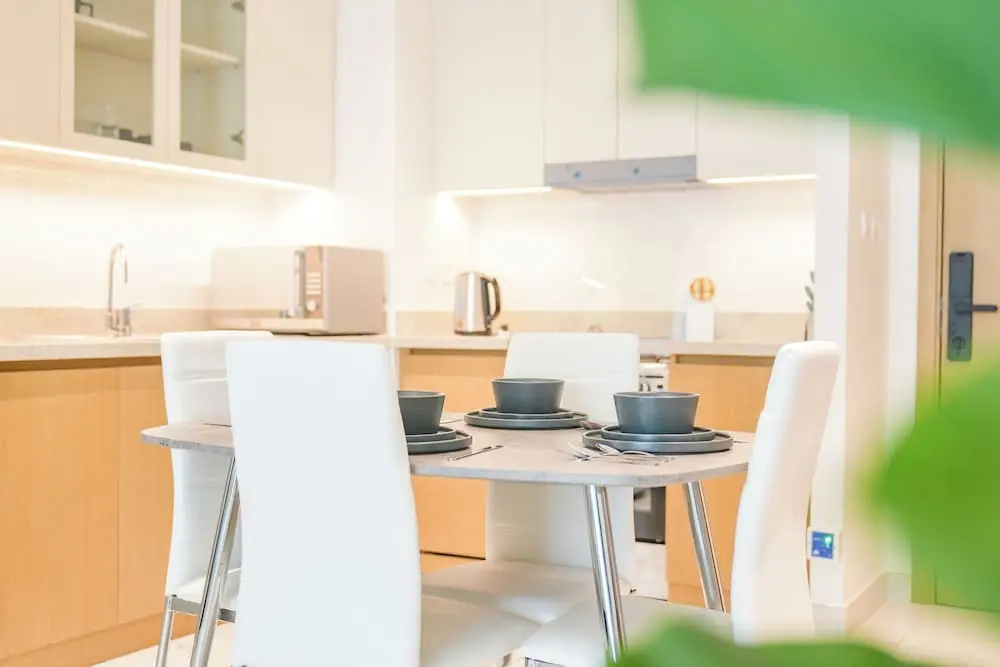 Yogi - Elegant Apartment With Balcony Amidst Vibrant Area