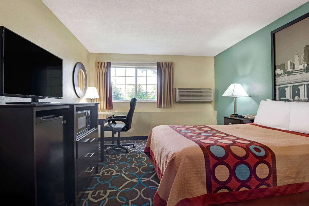 Super 8 by Wyndham Kansas City