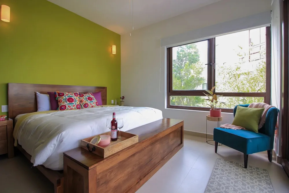 Beautiful Condo with Screened Terrace by the Pool