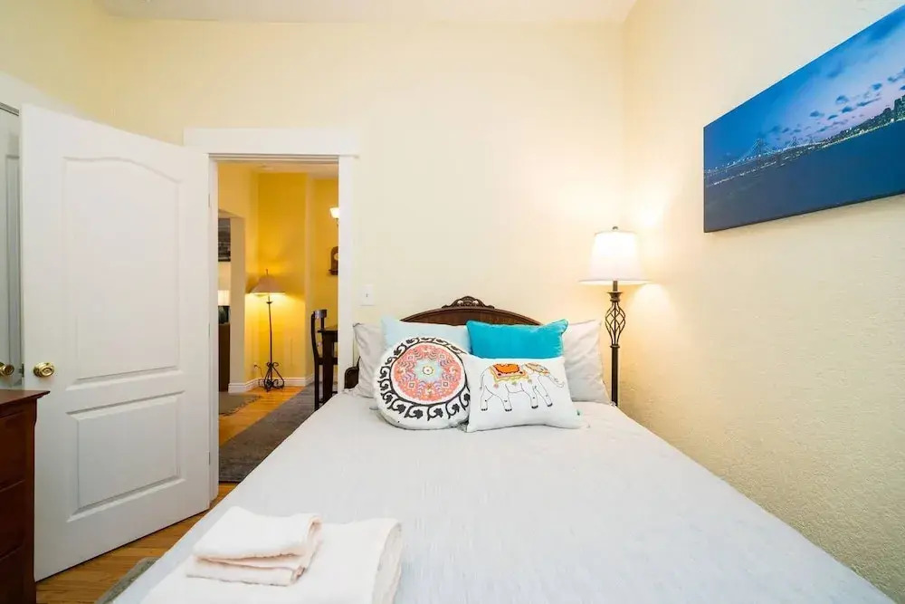 Artisan Victorian Spacious Backyard Great Location