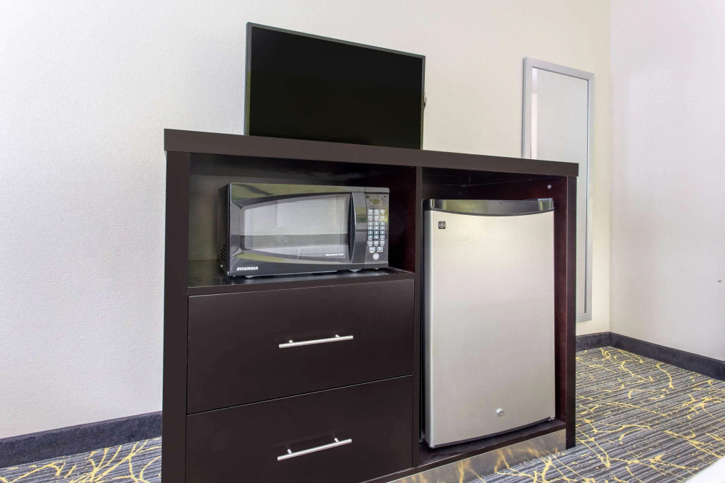 AmericInn by Wyndham Delafield-Milwaukee