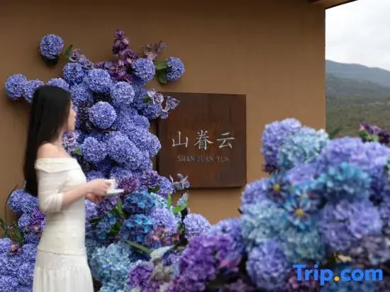ShanJuanYun Panoramic Sunlit Yulong Snow Mountain Hotel