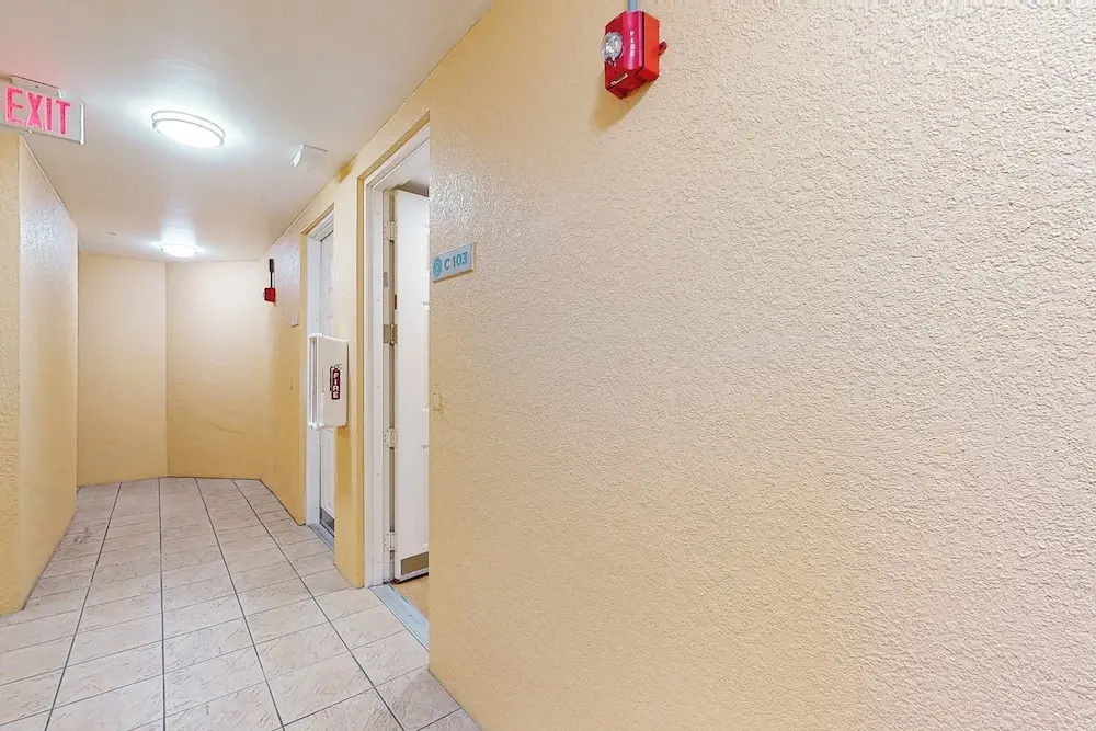 Inviting 2BR Condo w/ Lanai, Wet Bar & Office