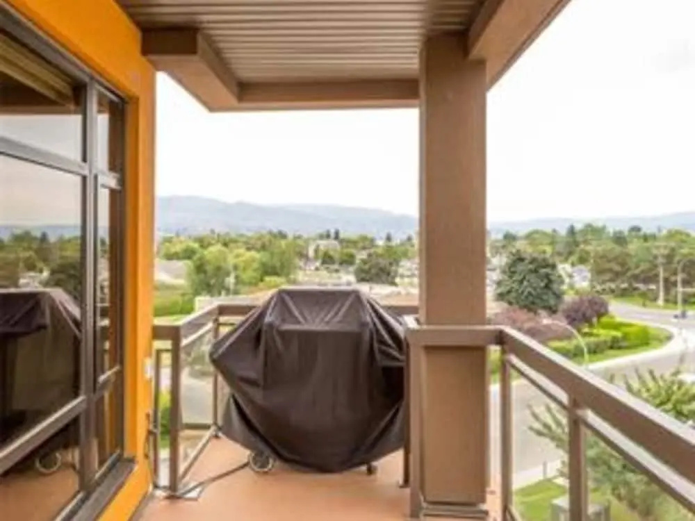 Bright Corner Unit with Lake and Pool Views #543