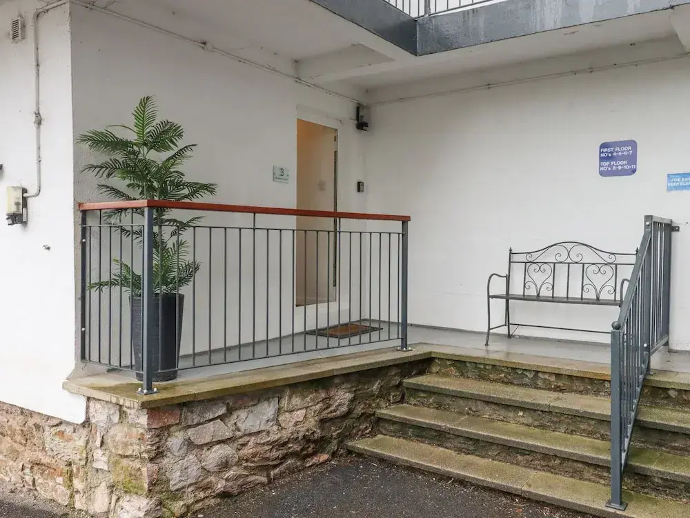 3 Dolphin Court