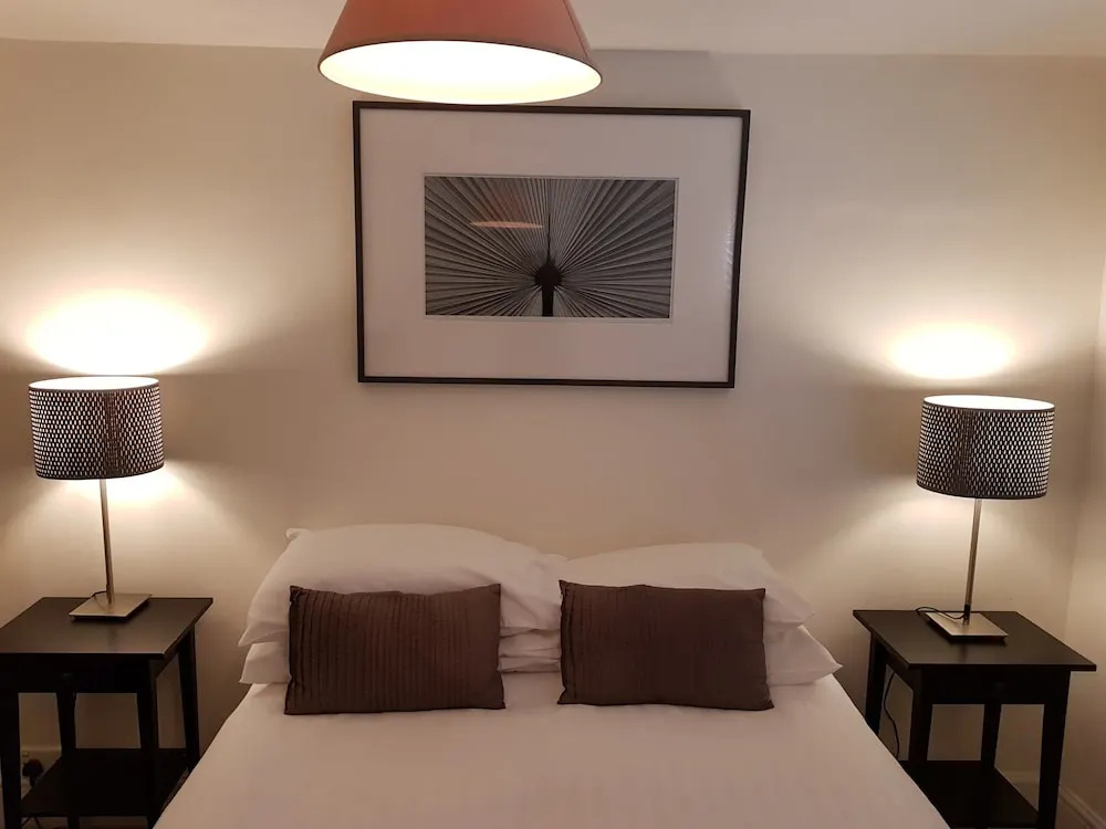 Modern 2 Bedroom Flat in Victoria - Zone 1