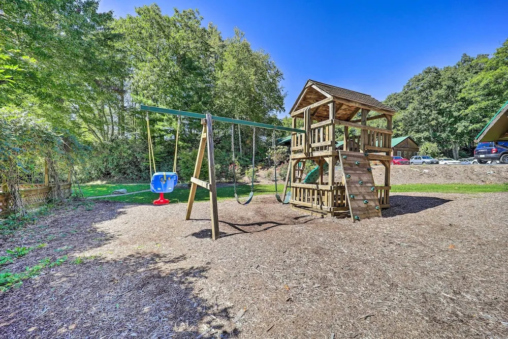 Lake & Pool Access: Spacious Home in Newland