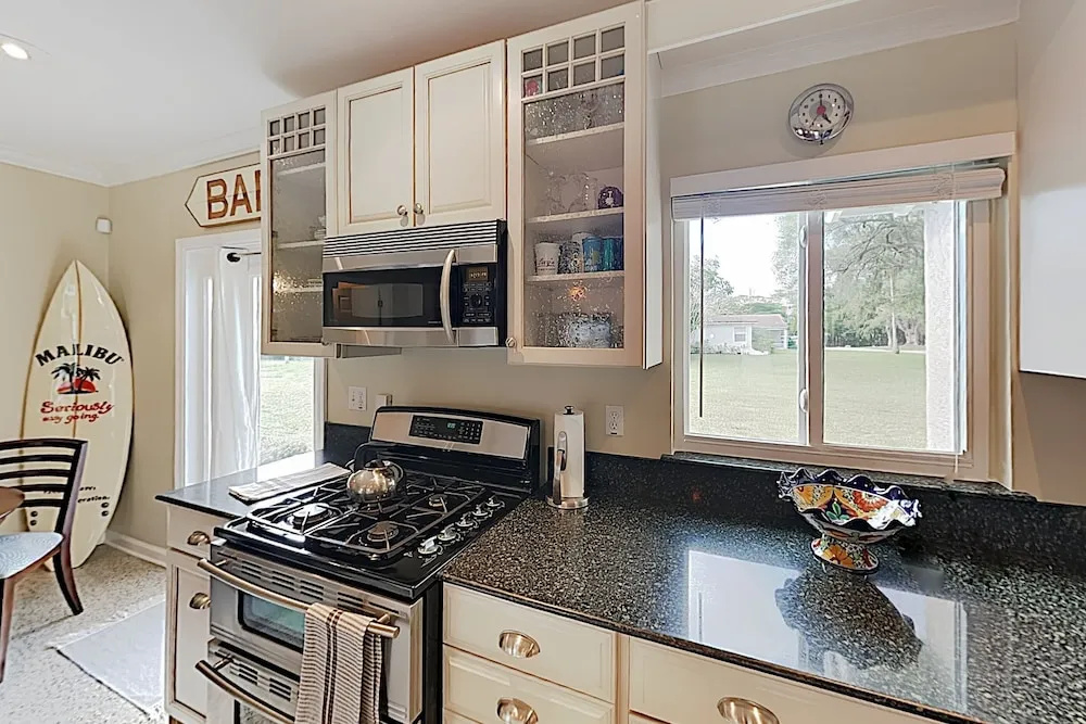New Listing! Quiet Near Downtown & Beaches 2 Bedroom Home