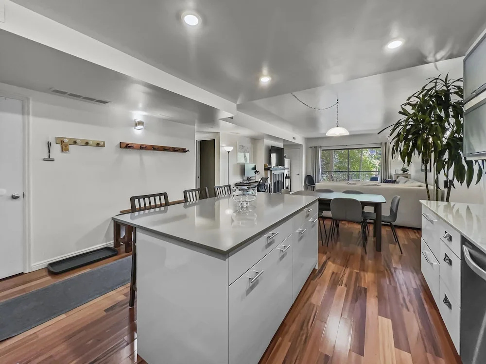 129 Park Station Escape! Cozy Condo With Pool & Hot Tub! Walking Distance To Main Street & Town Lift! 2 Bedroom Condo by RedAwning