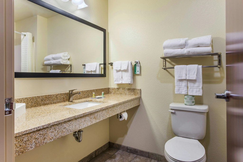 Cobblestone Hotel & Suites - Hutchinson