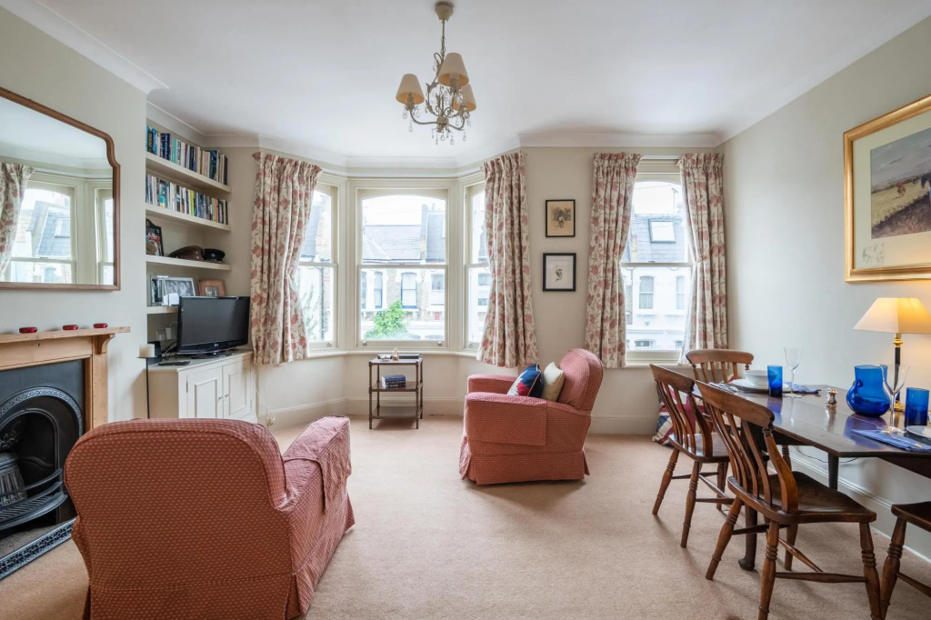 Traditional Fulham Home Close to the River Thames by Underthedoormat