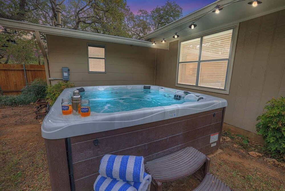 The Billie Goat Haus - Hot Tub -steps to Main St!