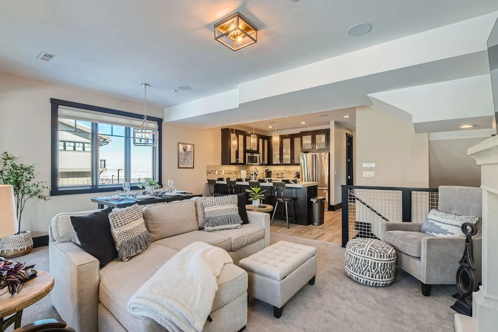 Blackstone Mountain Retreat #21! Walk To The Lifts! 4 Bedroom Apts by RedAwning