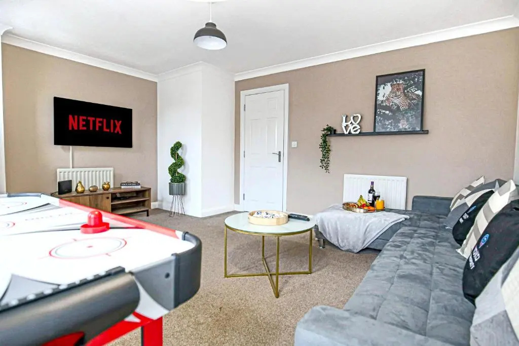 Large 6 Bedroom House with Free Parking, Smart TV with Netflix, Fast Wifi, Air Hockey & Garden by Yoko Property