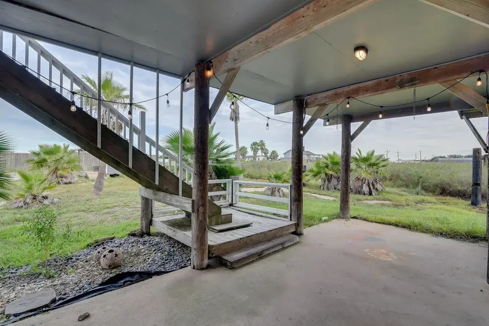 Crystal Beach Home: 1 Mi to the Sand!