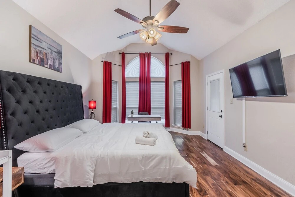 5 Bedroom Spacious Getaway, 2 Game Rooms, Hot Tub by Redawning