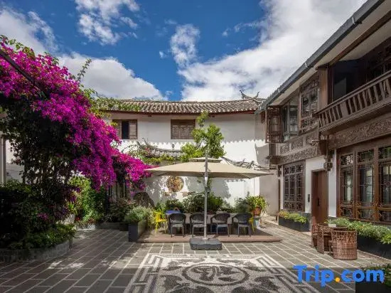 Bashilai Inn (Lijiang Ancient City Mufu Branch)