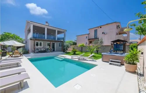 Four Bedroom Holiday Home in Medulin