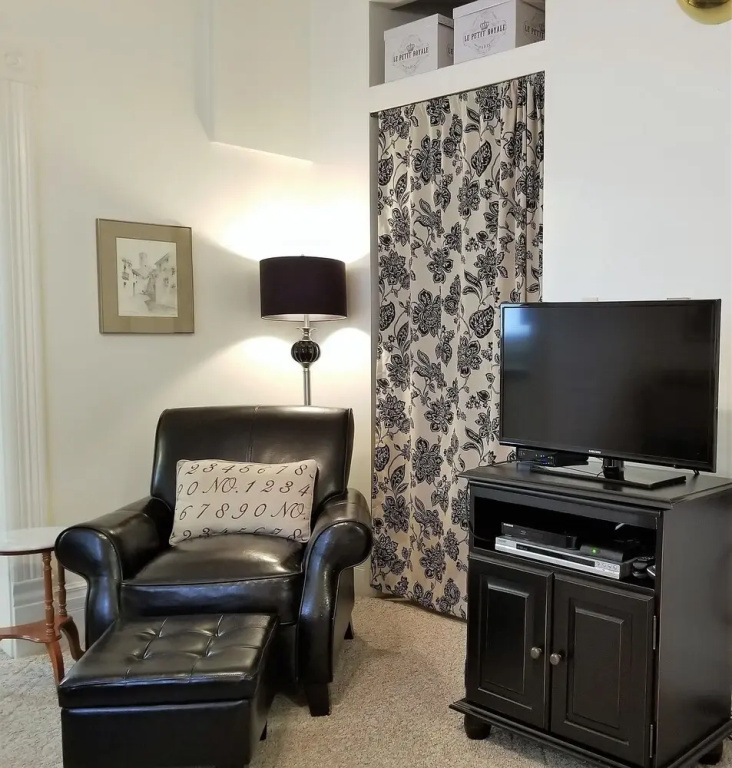 Lettered Streets Vintage Suite - Studio Apartment