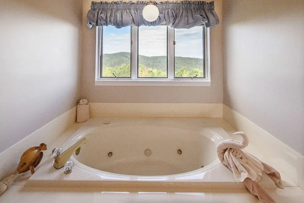 Raven Crest Condo 413 by Heritage Cabin Rentals