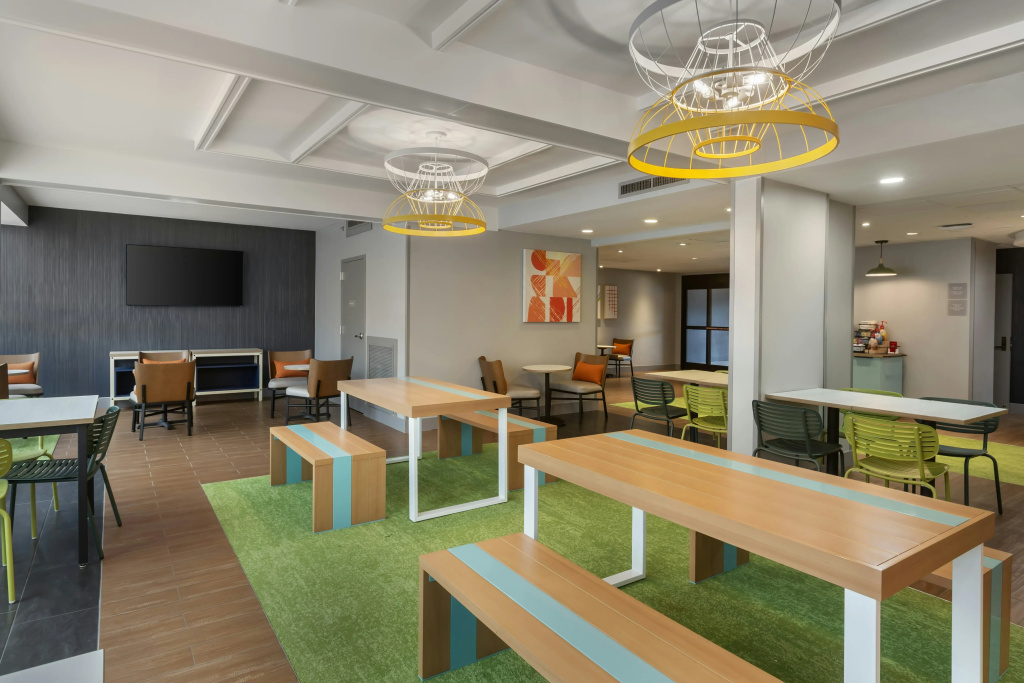 Spark by Hilton Atlanta Airport South College Park