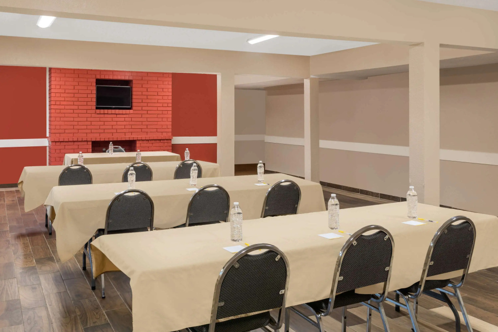 Days Inn by Wyndham College Station University Drive