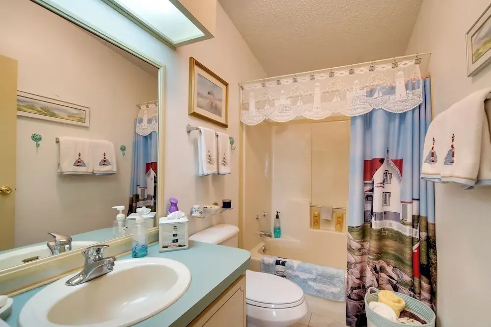 Lady Lake House with Lanai and Community Pool!