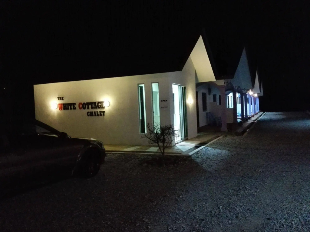 White Cottage Chalet