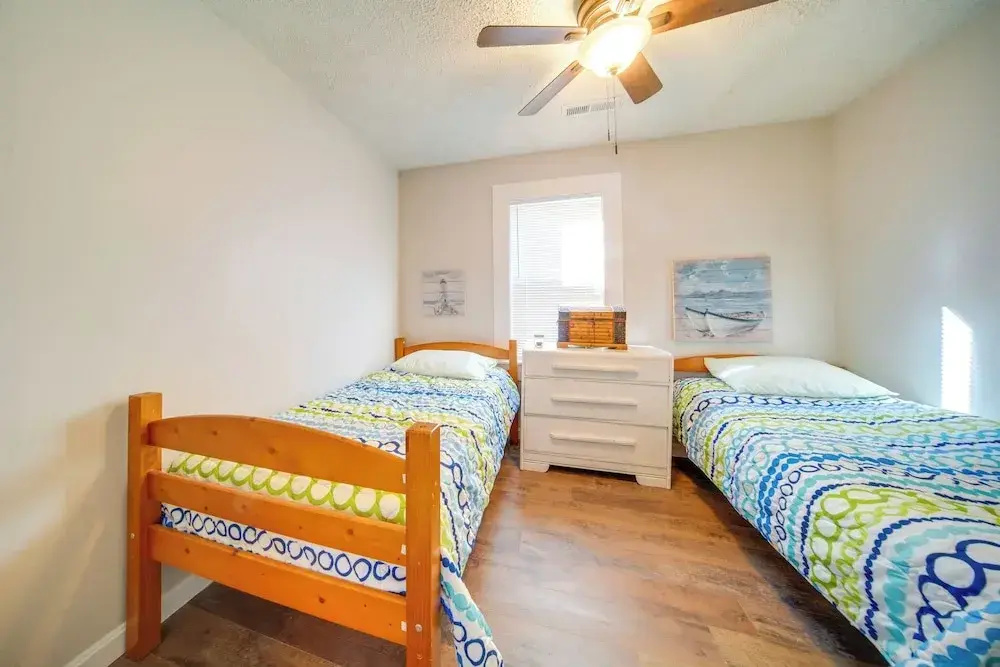 Charming Cottage with Yard Less Than 1 Mi to Lake Erie!