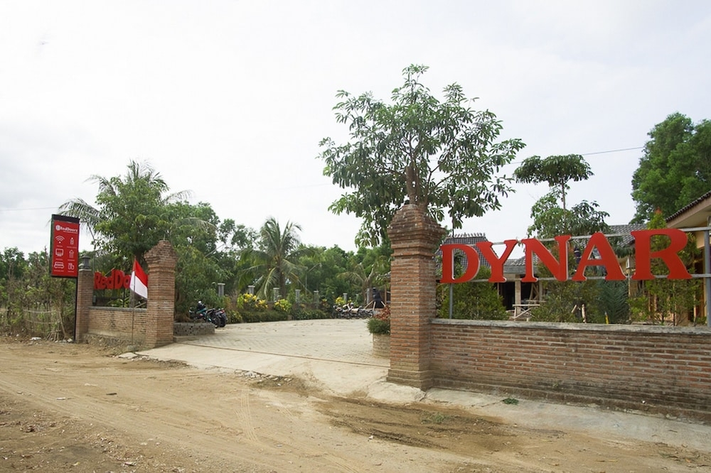 RedDoorz Plus @ Pancer Door Beach