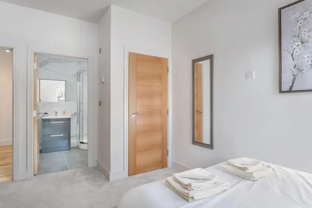 Stylish & Modern: Central Hitchin - with Parking