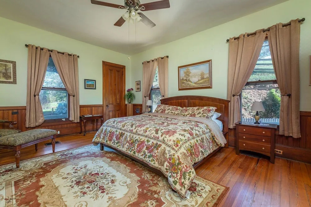 Honey Hill Inn & Cabins at Engadine